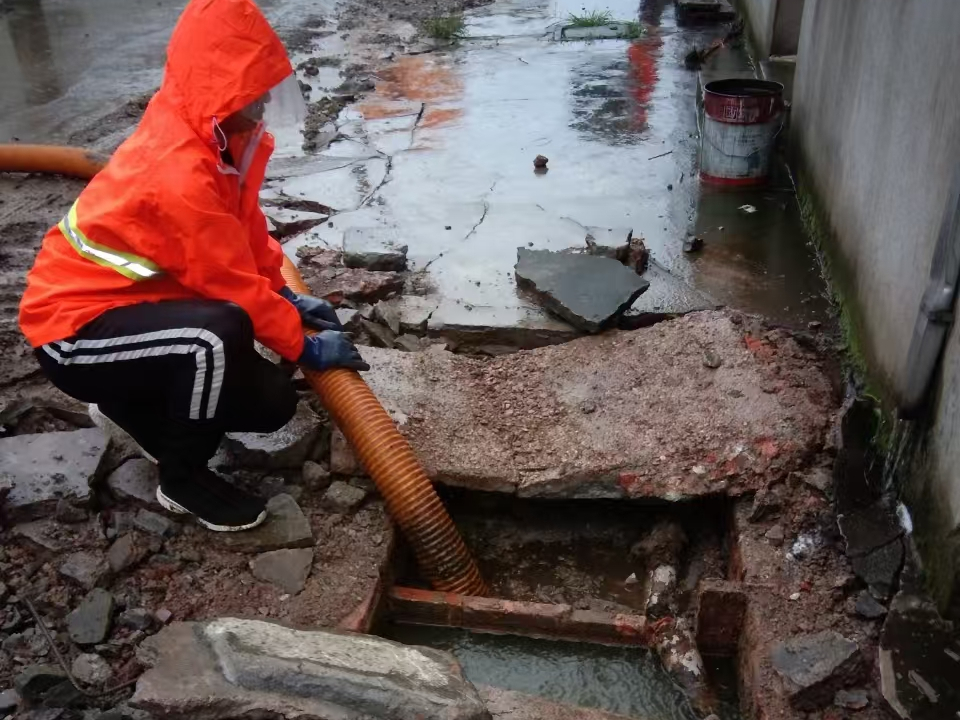 京口专业清理污水池 炜誉市政以规范流程守护城市 “肠道”