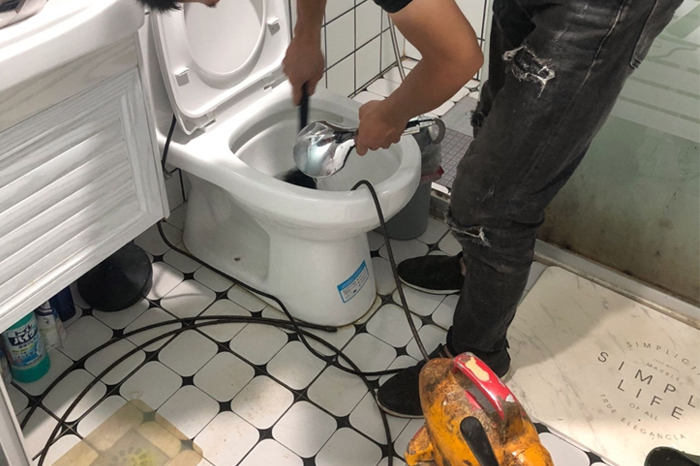 京口马桶堵塞自己疏通还是找师傅?专业上门服务让你省时更省心